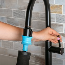 Kit d'amorçage Berkey® : l'adaptateur universel Prime Rite™ fixé au robinet, un élément Black Berkey® en place