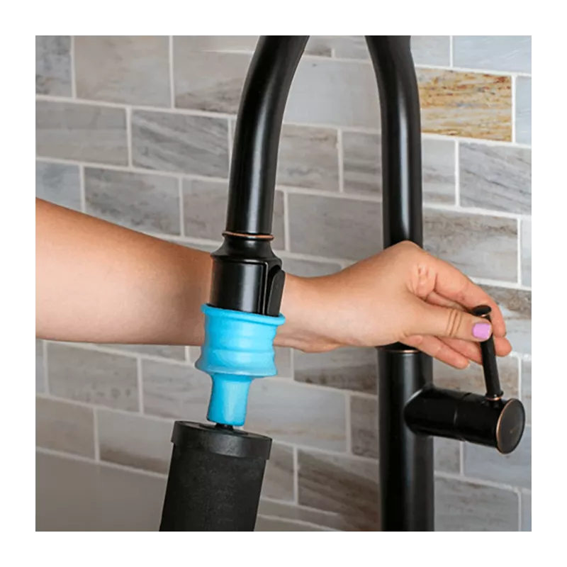 Kit d'amorçage Berkey® : l'adaptateur universel Prime Rite™ fixé au robinet, un élément Black Berkey® en place