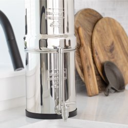 Travel Berkey® avec robinet niveau d'eau inox Berkey®, vue rapprochée sur un plan de travail