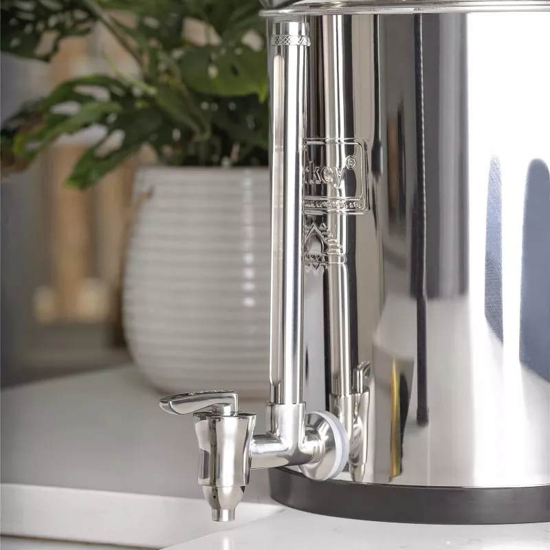 Big Berkey® avec robinet niveau d'eau inox Berkey®, vue rapprochée sur un plan de travail