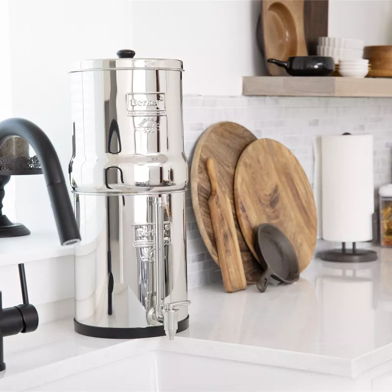 Big Berkey® avec robinet niveau d'eau inox Berkey® à côté de l'évier de la cuisine