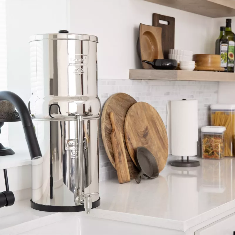 Royal Berkey® avec robinet niveau d'eau inox Berkey® à côté de l'évier de la cuisine