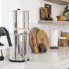 Royal Berkey® avec robinet niveau d'eau inox Berkey® à côté de l'évier de la cuisine