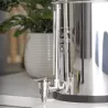 Robinet niveau d'eau inox Berkey® monté sur un Big Berkey®, vue rapprochée sur un plan de travail