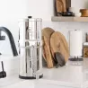 Robinet niveau d'eau inox Berkey® monté sur un Travel Berkey®, à côté de l'évier de la cuisine