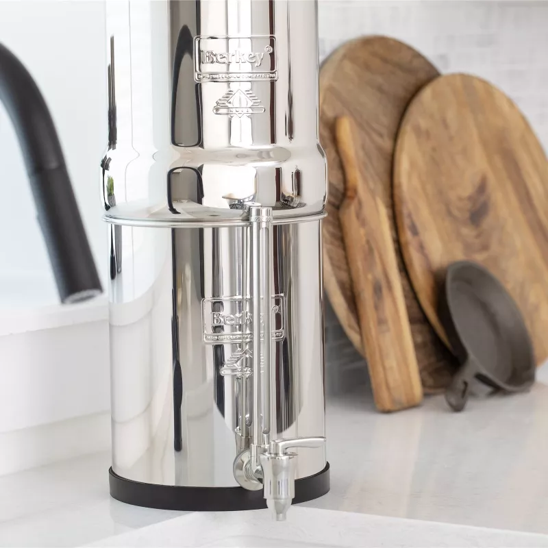 Robinet niveau d'eau inox Berkey® monté sur un Travel Berkey®, vue rapprochée sur un plan de travail