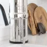 Robinet niveau d'eau inox Berkey® monté sur un Travel Berkey®, vue rapprochée sur un plan de travail