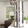 Robinet niveau d'eau inox Berkey® monté sur un Imperial Berkey®, sur un plan de travail face aux fenêtres