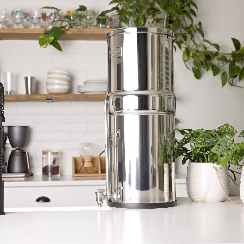 Robinet niveau d'eau inox Berkey® monté sur un Imperial Berkey® dans une cuisine