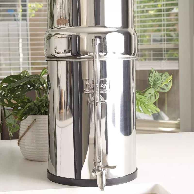 Robinet niveau d'eau inox Berkey® monté sur un Imperial Berkey®, vue rapprochée