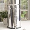 Robinet niveau d'eau inox Berkey® monté sur un Imperial Berkey®, vue rapprochée