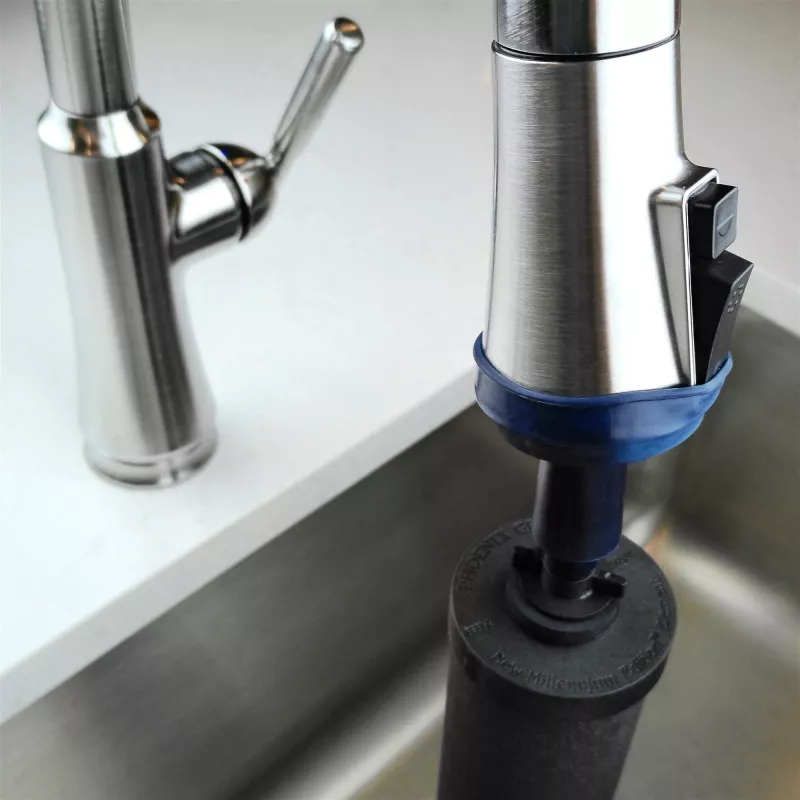 Embout d'amorçage PrimeEasy™ fixé au robinet de la cuisine, un élément filtrant Phoenix Gravity en place