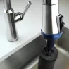 Embout d'amorçage PrimeEasy™ fixé au robinet de la cuisine, un élément filtrant Phoenix Gravity en place