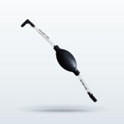La pompe Black Berkey Primer™ : une poire en caoutchouc noir entre deux tuyaux transparents