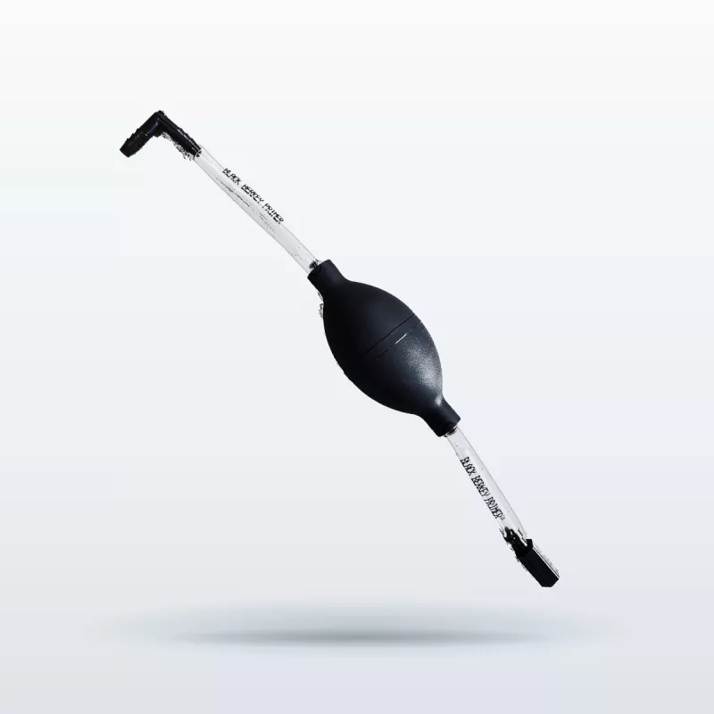 La pompe Black Berkey Primer™ : une poire en caoutchouc noir entre deux tuyaux transparents