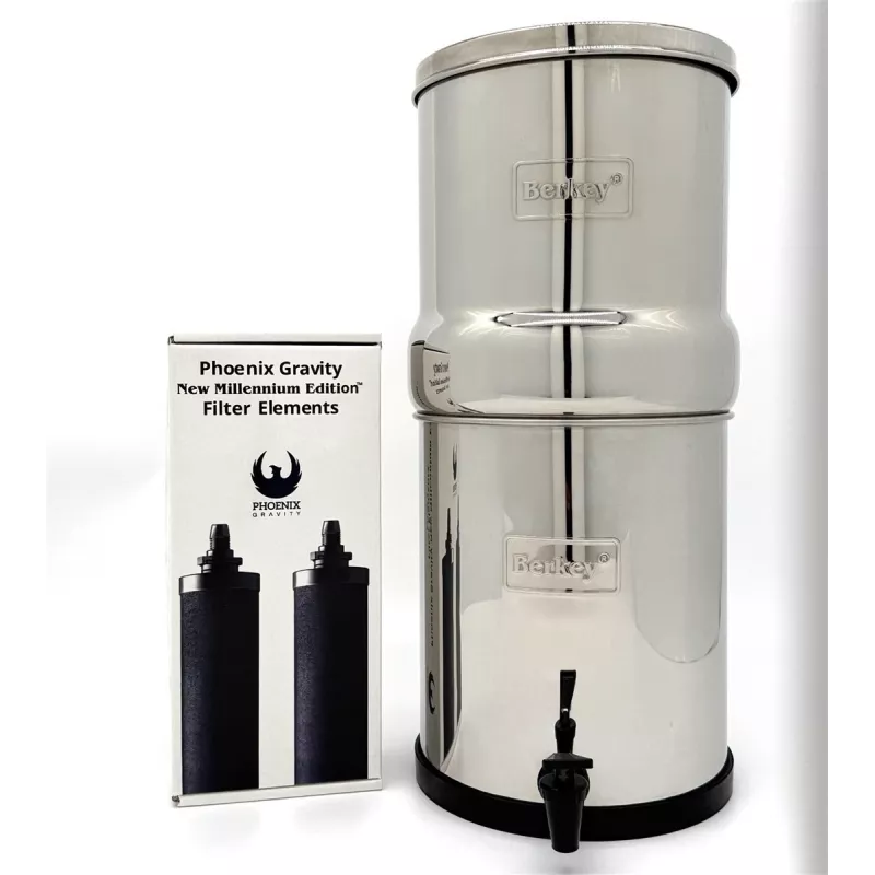 Une boîte de filtres Phoenix Gravity New Millennium Edition™ à côté d'un système Berkey® en inox