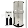 Une boîte de filtres Phoenix Gravity New Millennium Edition™ à côté d'un système Berkey® en inox