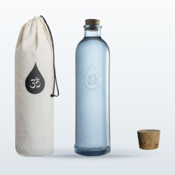 Bouteille OmWater Gratitude 1,2 L en verre recyclé, avec son étui en coton et son bouchon en liège
