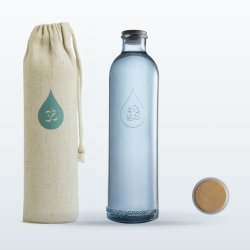 Bouteille OmWater Flying Gratitude 1,2 L en verre recyclé, avec son étui en coton et son bouchon