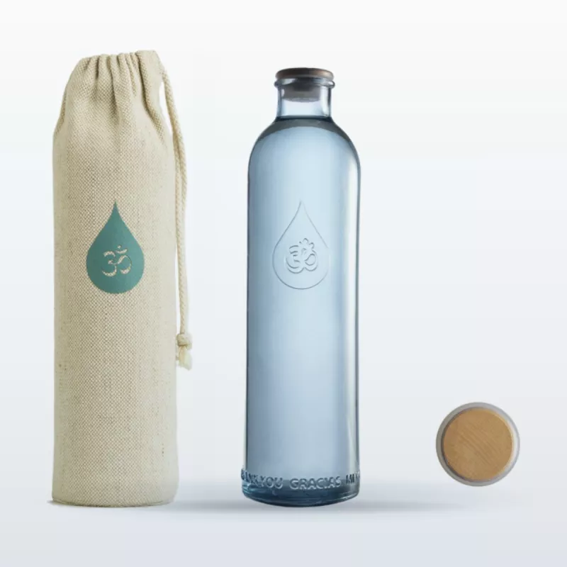 Bouteille OmWater Flying Gratitude 1,2 L en verre recyclé, avec son étui en coton et son bouchon