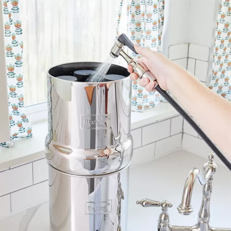 On remplit la cuve supérieure à l'eau du robinet, au-dessus des filtres Black Berkey®