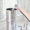 On remplit la cuve supérieure à l'eau du robinet, au-dessus des filtres Black Berkey®