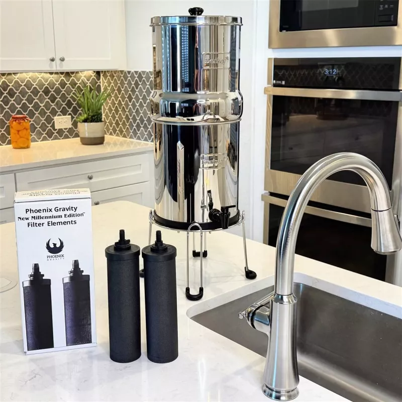 Un système Berkey® près de l'évier, avec une paire de filtres Phoenix Gravity New Millennium Edition™