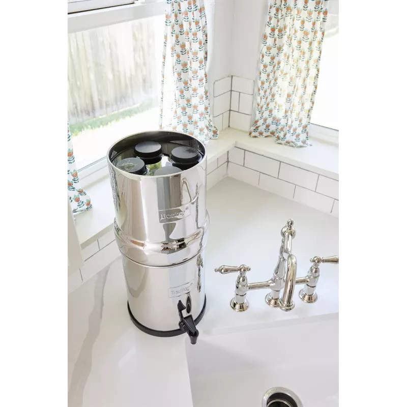 Les filtres Black Berkey® montés dans la cuve supérieure d'un système Berkey®