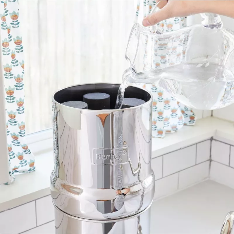 Quatre filtres Black Berkey® montés dans la cuve supérieure, qu'on remplit à la carafe