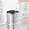 Quatre filtres Black Berkey® montés dans la cuve supérieure, qu'on remplit à la carafe