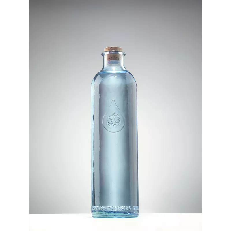 Bouteille OmWater Gratitude 1,2 L en verre recyclé bleuté, bouchon en liège, sur fond gris