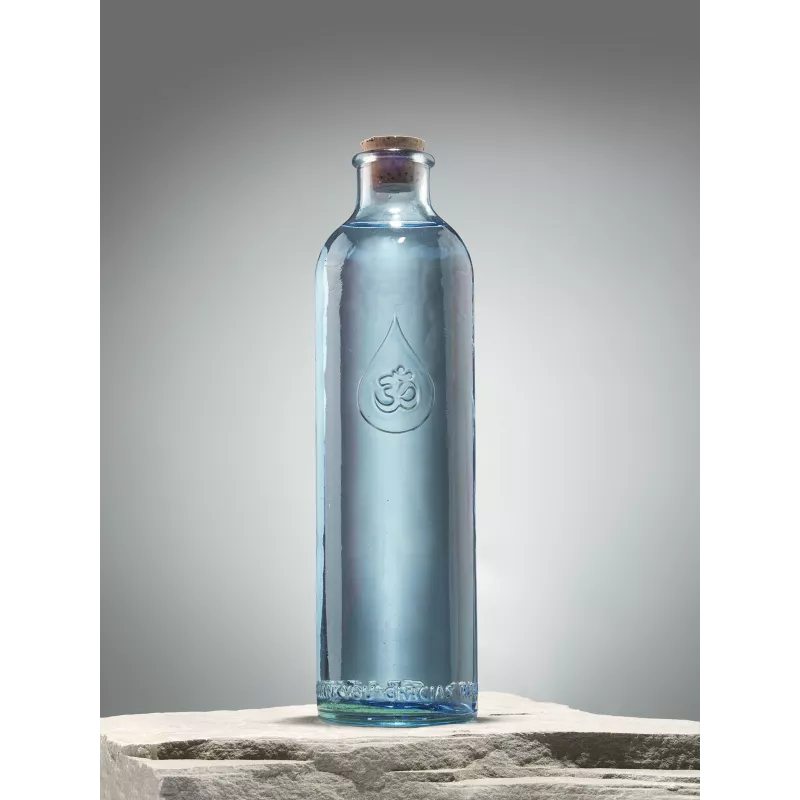 Bouteille OmWater Gratitude 1,2 L posée sur une pierre plate