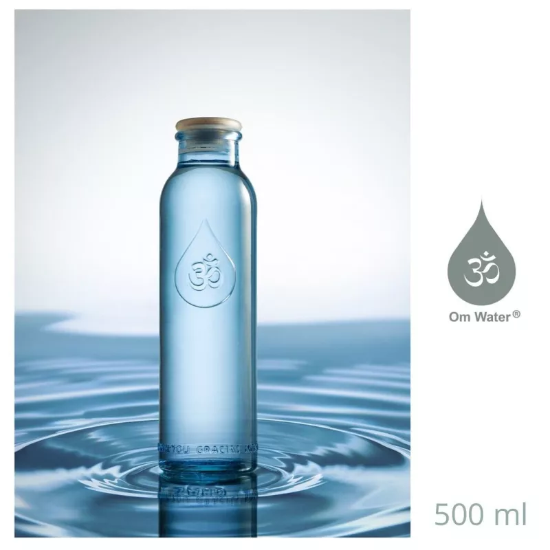 Bouteille OmWater Mini 500 ml sur fond bleu, avec le logo OmWater