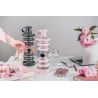 Bouteille i9 Compassion rose à côté d'une bouteille i9 foncée, sur un bureau
