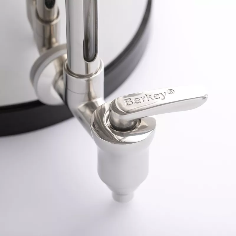 Robinet niveau d'eau inox Berkey® : détail du robinet et de sa manette