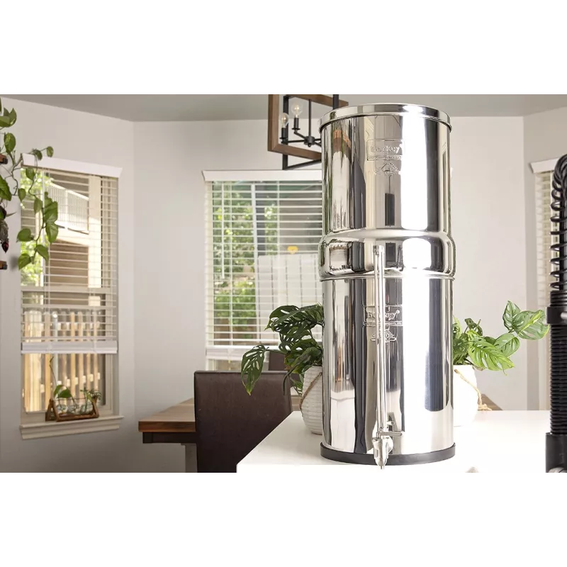 Un système Berkey® en inox équipé du robinet niveau d'eau, sur une table près de la fenêtre