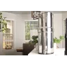Un système Berkey® en inox équipé du robinet niveau d'eau, sur une table près de la fenêtre