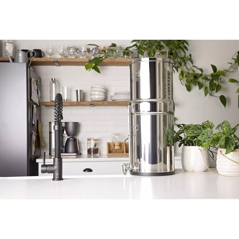 Un système Berkey® en inox équipé du robinet niveau d'eau, sur le plan de travail d'une cuisine