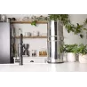 Un système Berkey® en inox équipé du robinet niveau d'eau, sur le plan de travail d'une cuisine