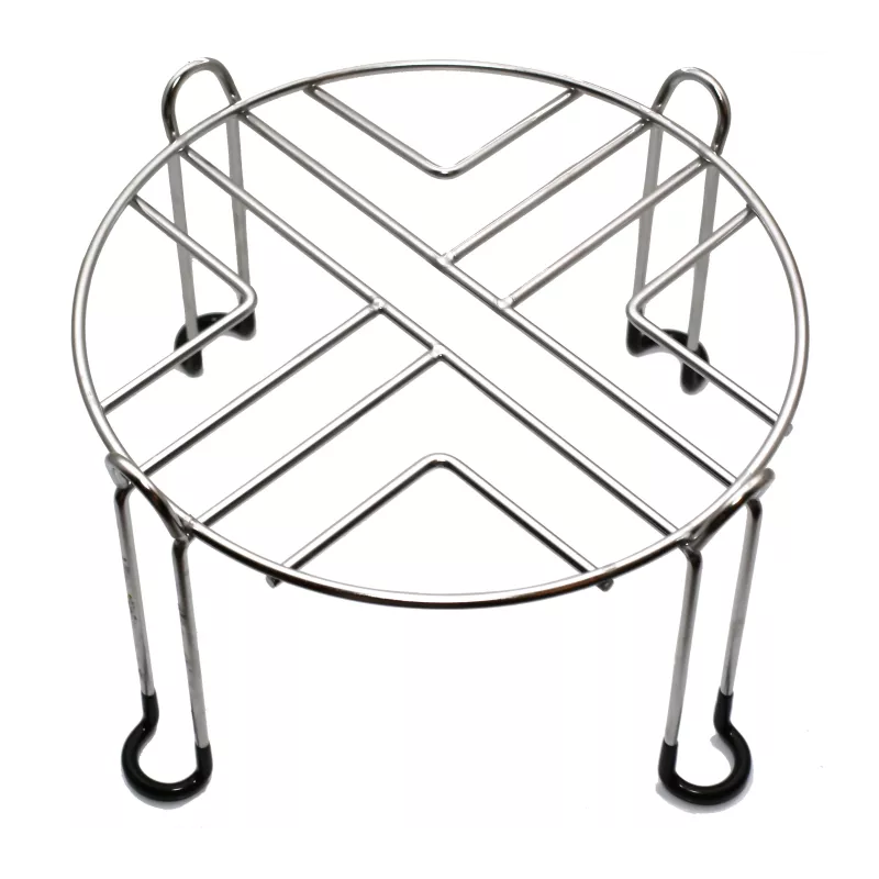 Pied inox Travel Berkey® : plateau rond ajouré sur quatre pieds à patins noirs, vue de trois quarts