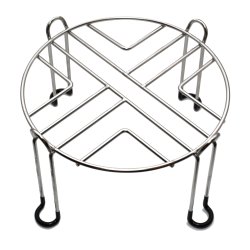Pied inox Imperial Berkey® et Crown Berkey™ : plateau rond ajouré sur quatre pieds à patins noirs, vue de trois quarts