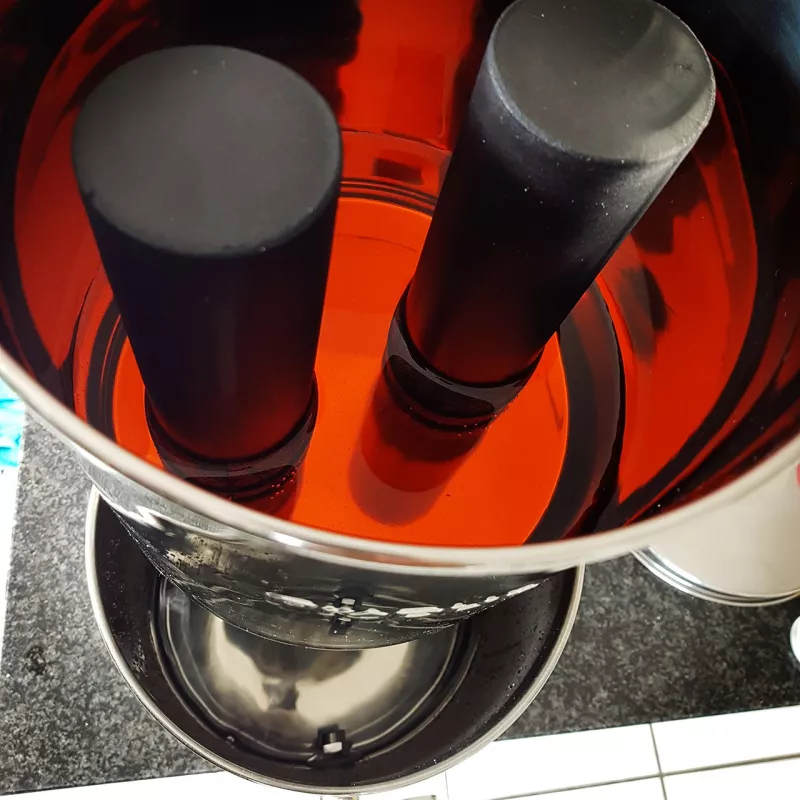 Colorant test Berkey® : l'eau colorée dans la cuve supérieure, autour de deux éléments Black Berkey®