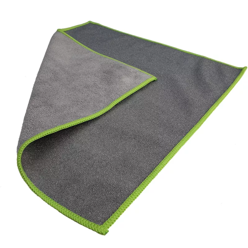 Microfibre abrasive pour filtres Berkey® : grise à liseré vert, un coin replié