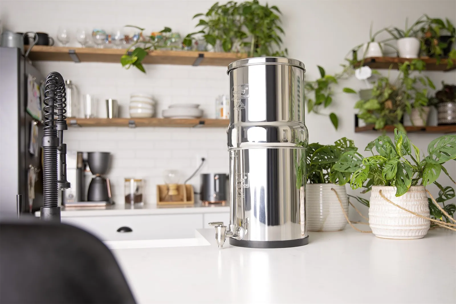 Big Berkey® avec robinet niveau d'eau inox Berkey® sur le plan de travail d'une cuisine