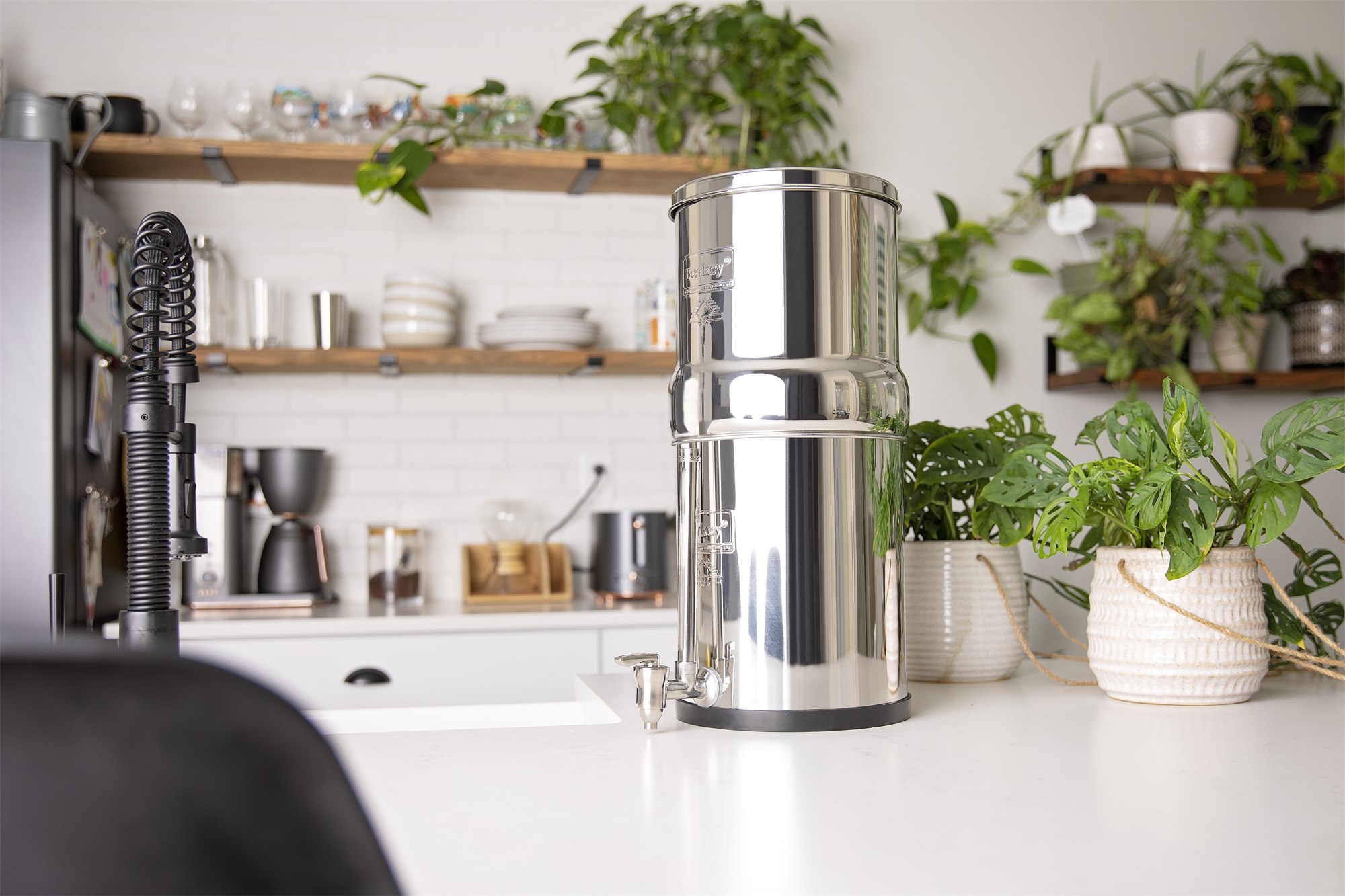Big Berkey® avec robinet niveau d'eau inox Berkey® sur le plan de travail d'une cuisine