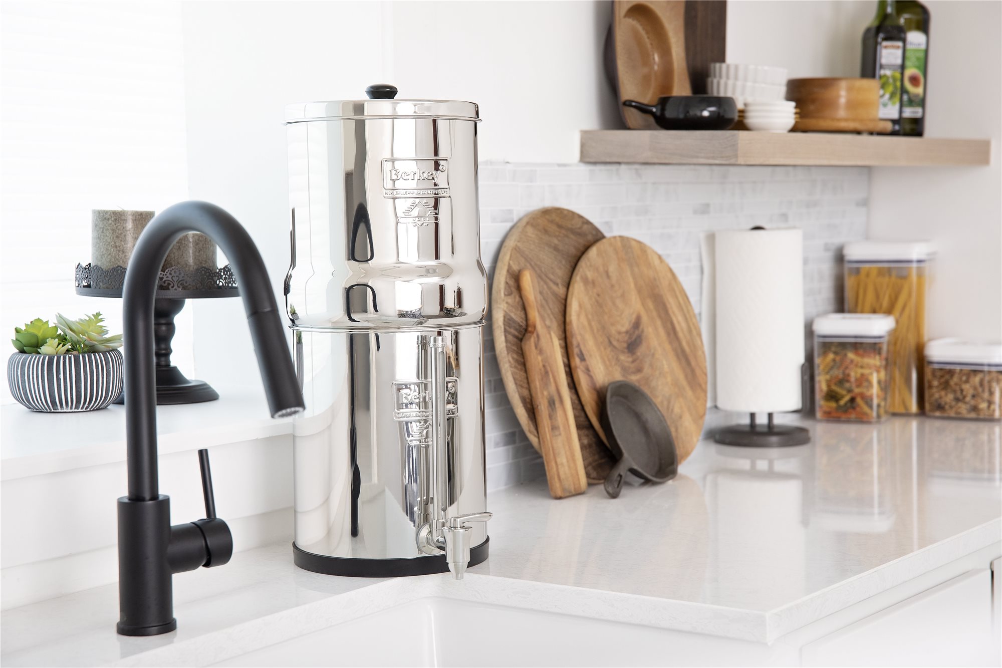 Big Berkey® sur le plan de travail d'une cuisine, à côté de l'évier
