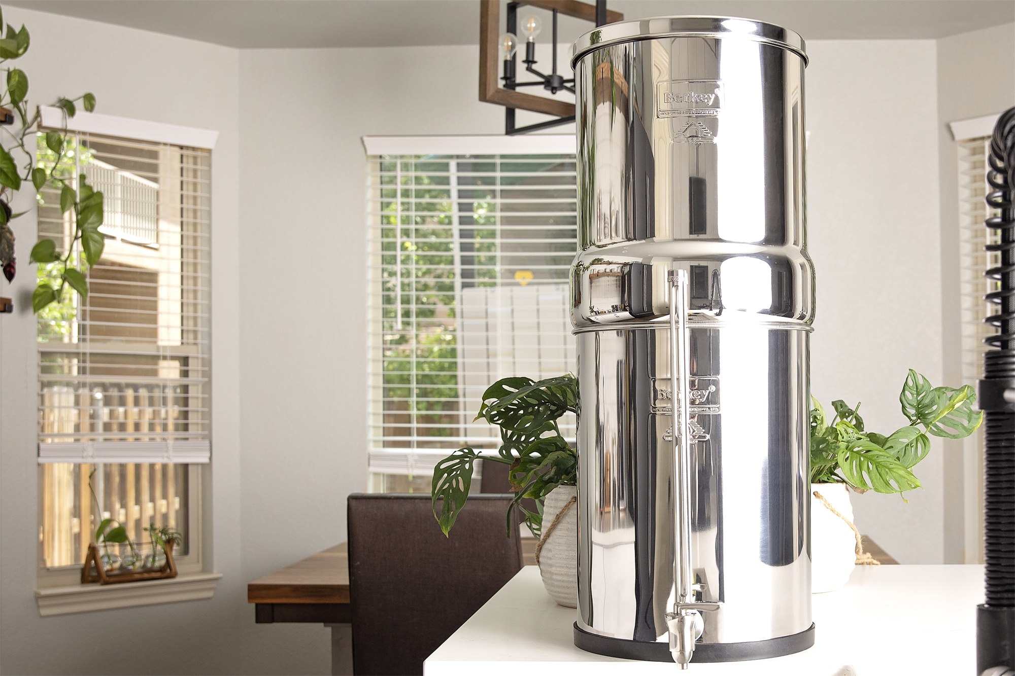 Imperial Berkey® avec robinet niveau d'eau inox Berkey® dans une cuisine lumineuse