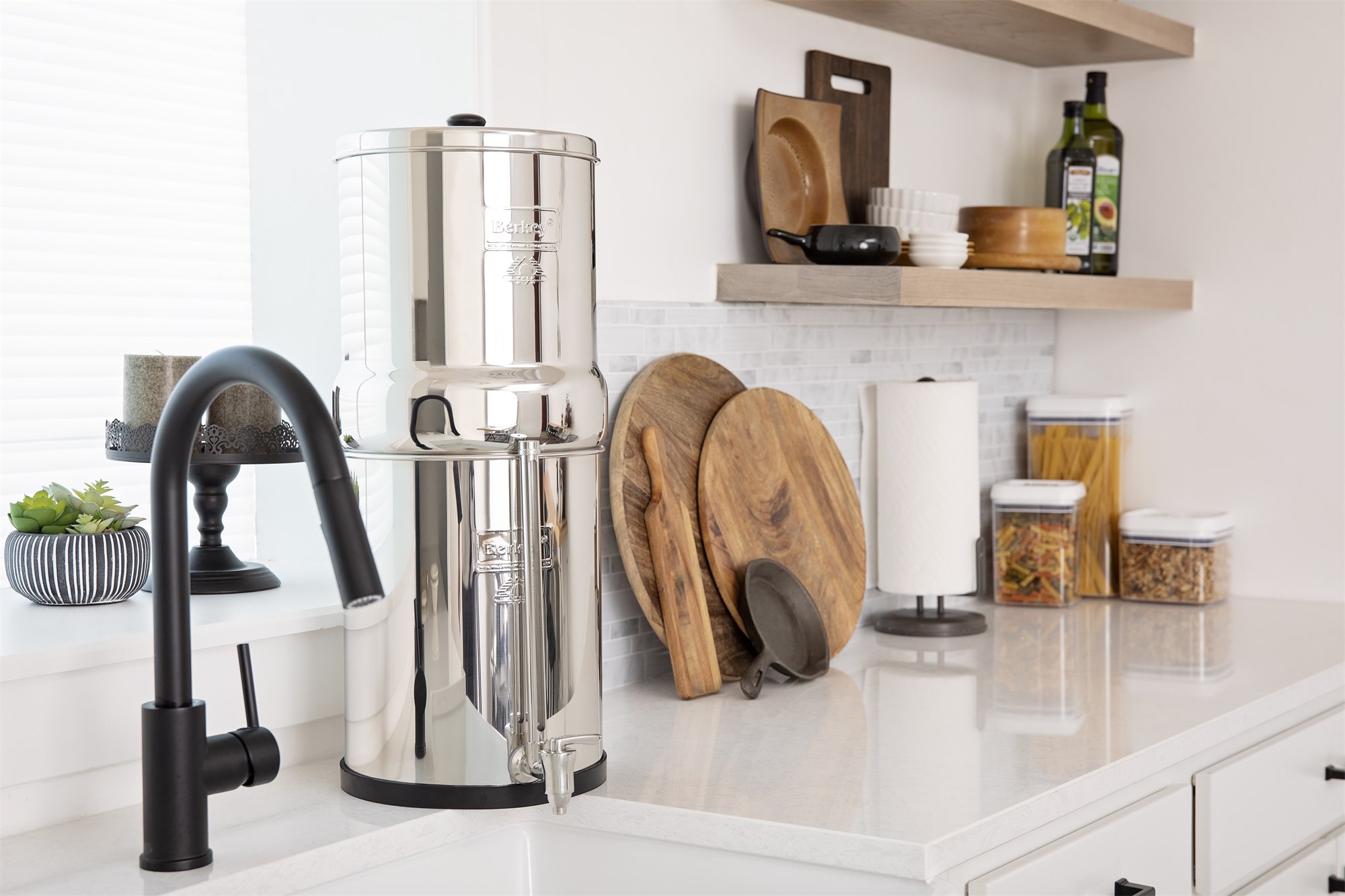 Royal Berkey® avec robinet niveau d'eau inox Berkey® à côté de l'évier de la cuisine