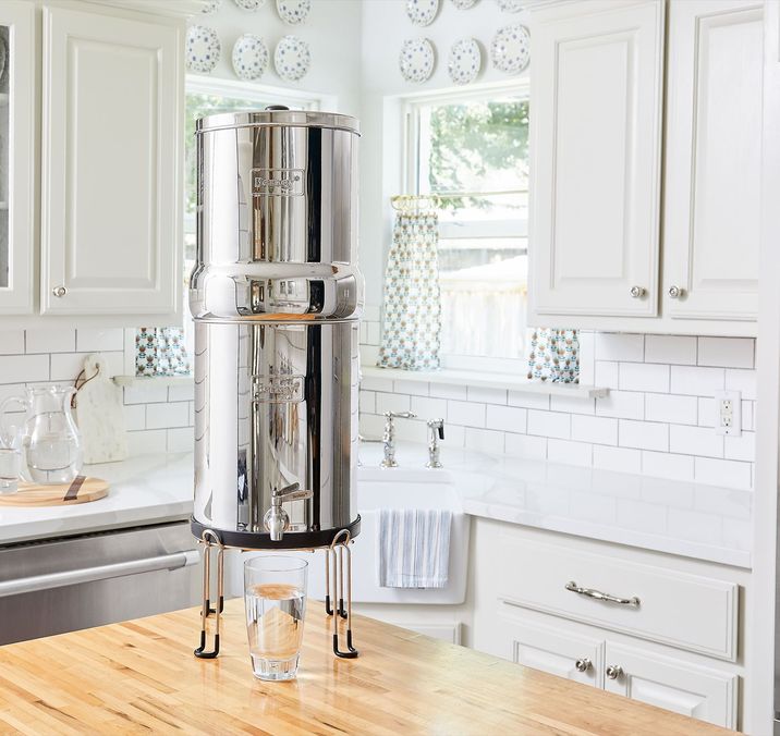 Royal Berkey® sur pieds, posé sur un îlot en bois dans une cuisine claire