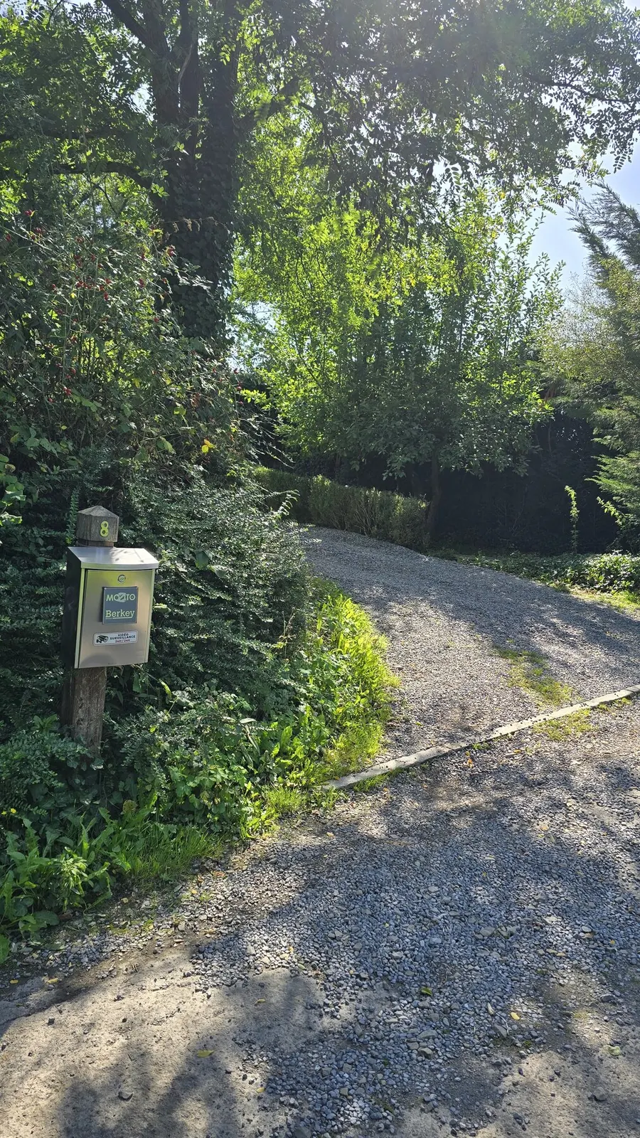 La boîte aux lettres en inox n° 8, avec la plaque Mozito Berkey